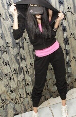 devushka-v-sportivnom-kostyume-foto-bryunetka-s-dlinnimi-volosami